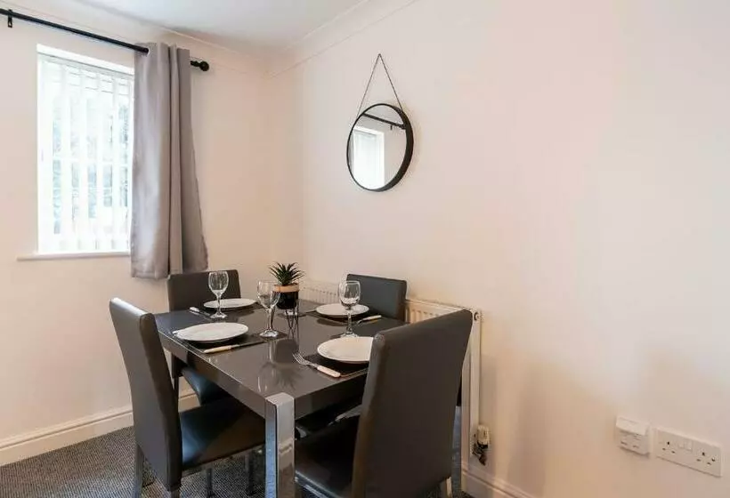 Large Family Property & Central Location & Free Parking