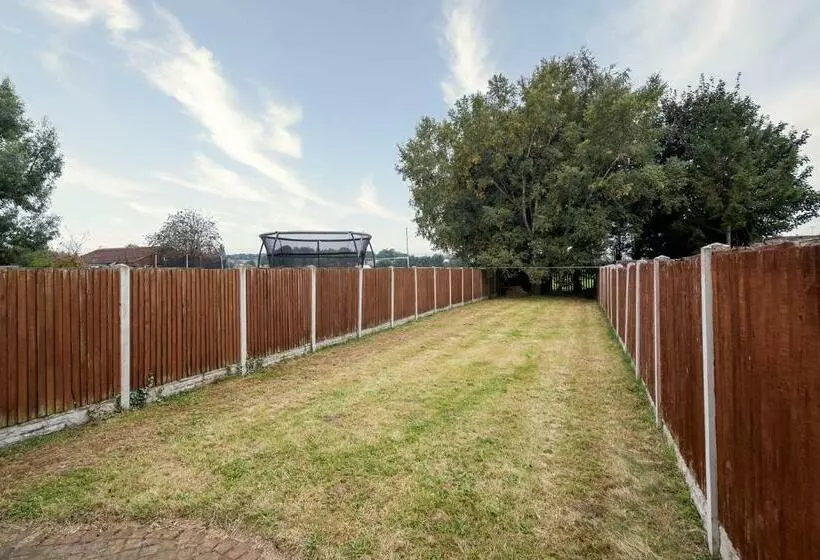 Large Family Property & Central Location & Free Parking