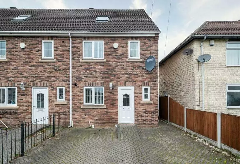 Large Family Property & Central Location & Free Parking