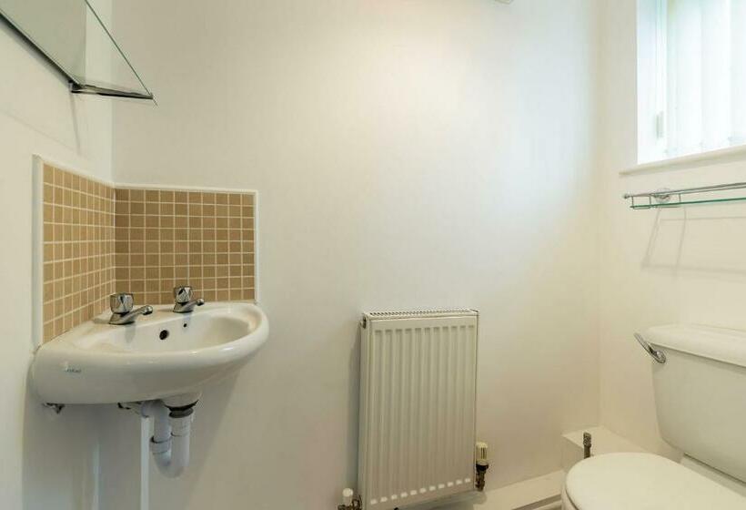 Large Family Property & Central Location & Free Parking