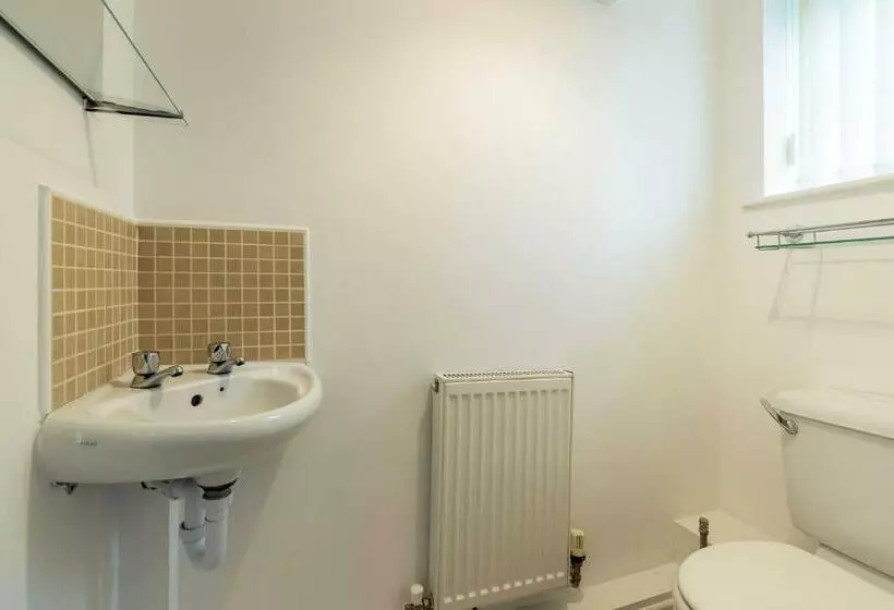 Large Family Property & Central Location & Free Parking