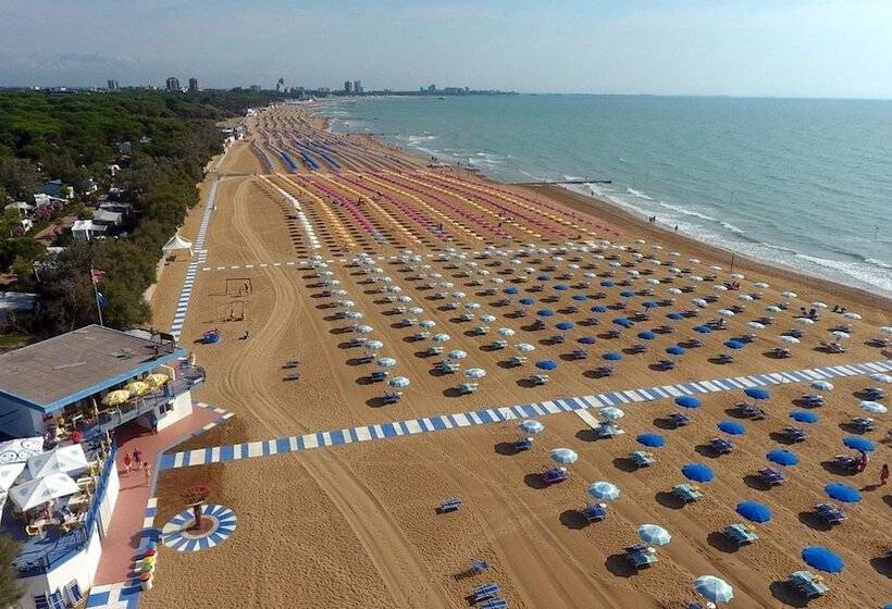 Bright Flat In The Center Of Lignano Pineta