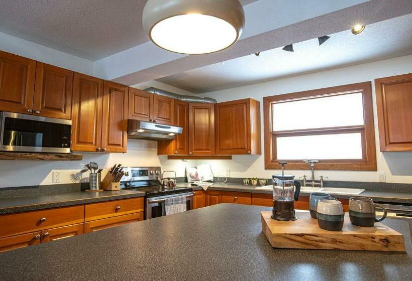 Mackenzie House By Revelstoke Vacations