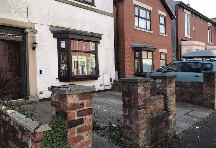 Stylish 3 Bed Preston Home For Relaxing Comfy Stay