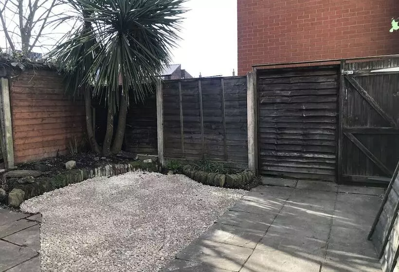 Stylish 3 Bed Preston Home For Relaxing Comfy Stay
