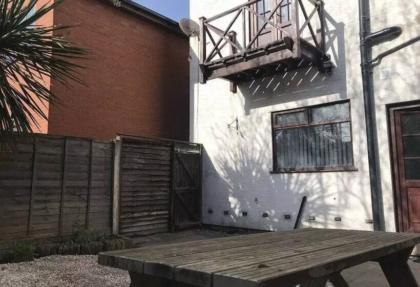Stylish 3 Bed Preston Home For Relaxing Comfy Stay