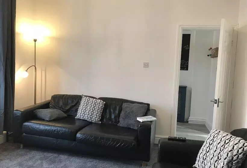 Stylish 3 Bed Preston Home For Relaxing Comfy Stay