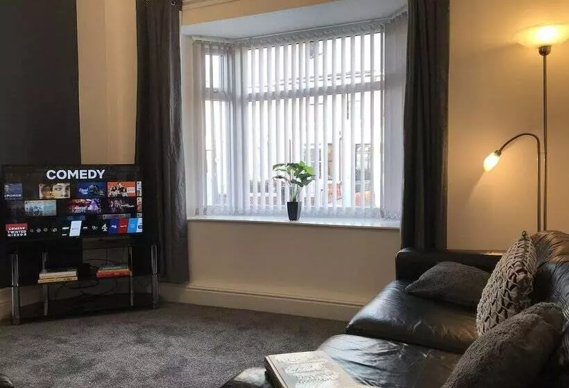 Stylish 3 Bed Preston Home For Relaxing Comfy Stay