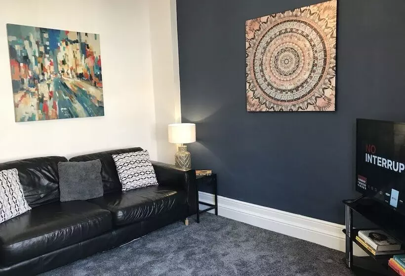 Stylish 3 Bed Preston Home For Relaxing Comfy Stay