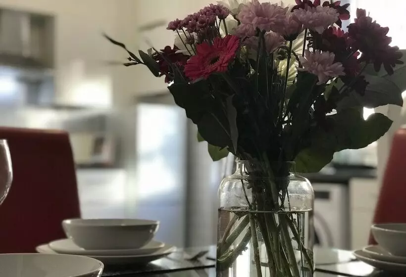 Stylish 3 Bed Preston Home For Relaxing Comfy Stay