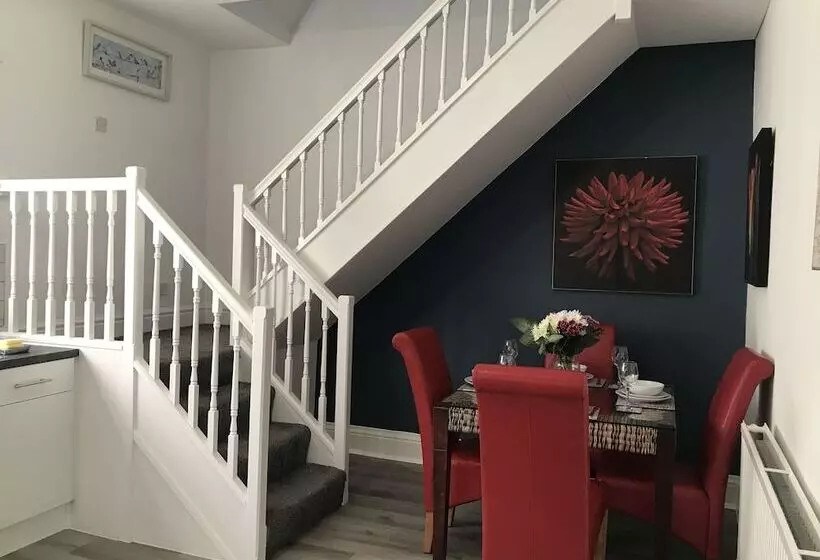 Stylish 3 Bed Preston Home For Relaxing Comfy Stay