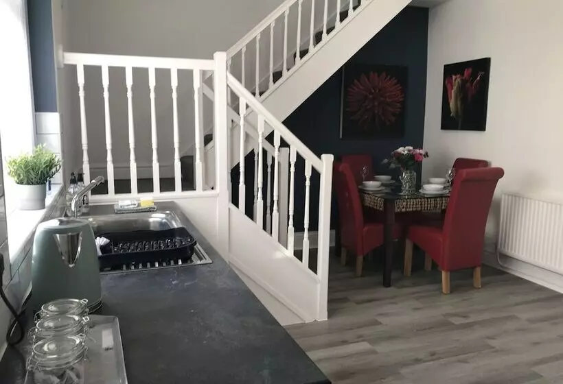 Stylish 3 Bed Preston Home For Relaxing Comfy Stay