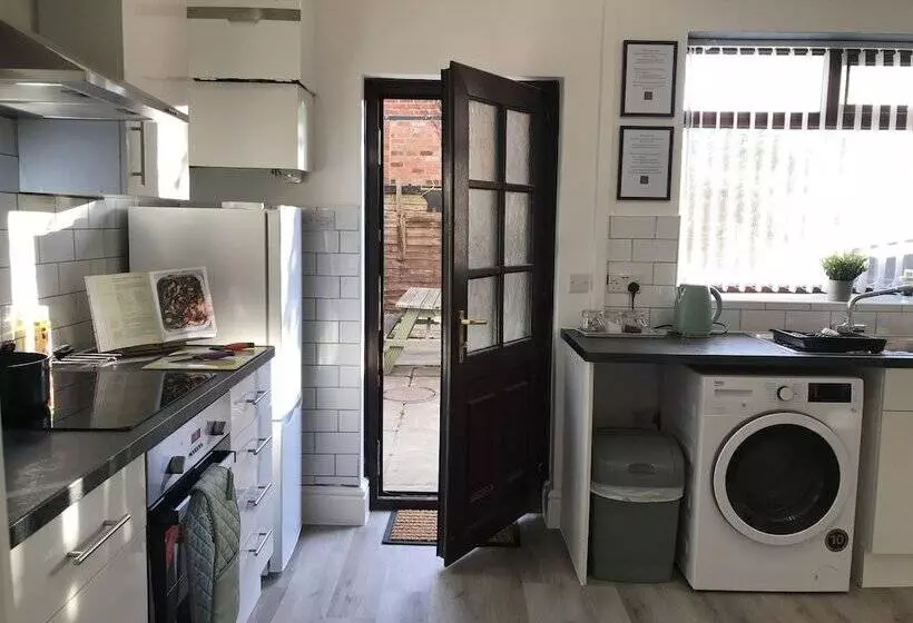 Stylish 3 Bed Preston Home For Relaxing Comfy Stay