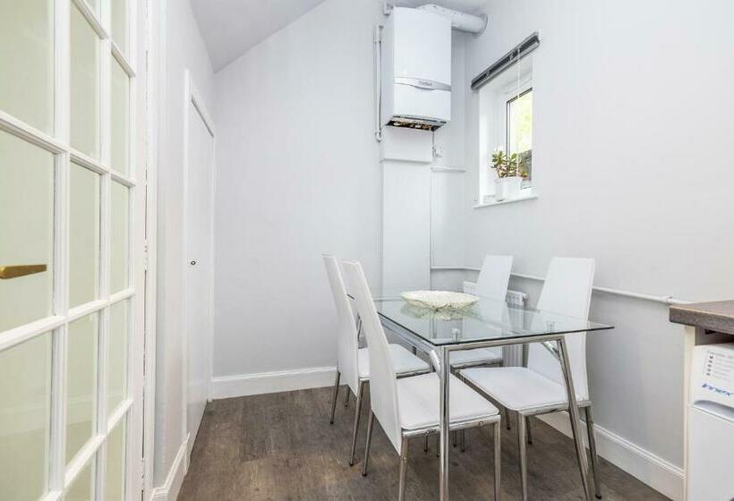 Cosy Town Centre Cottage