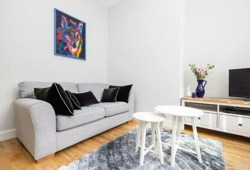 Cosy Town Centre Cottage