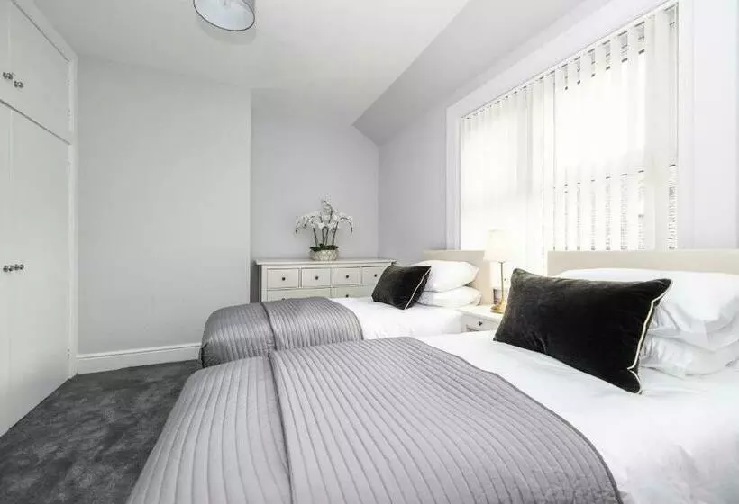 Cosy Town Centre Cottage