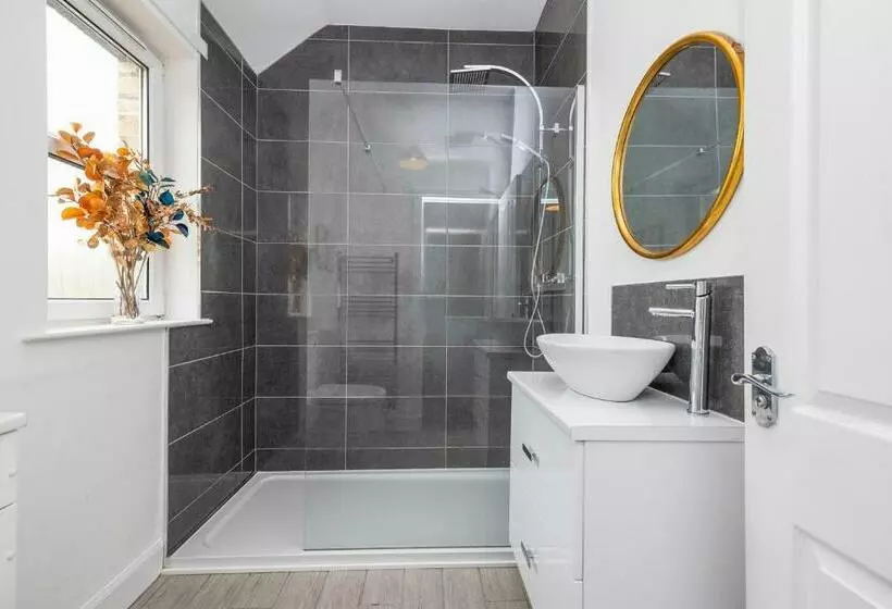 Cosy Town Centre Cottage