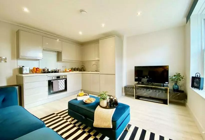 Perfect Location 5 Minutes Walk From Tube Station ! 10 Minutes Walk From Tower Bridge