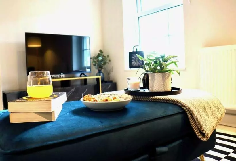 Perfect Location 5 Minutes Walk From Tube Station ! 10 Minutes Walk From Tower Bridge