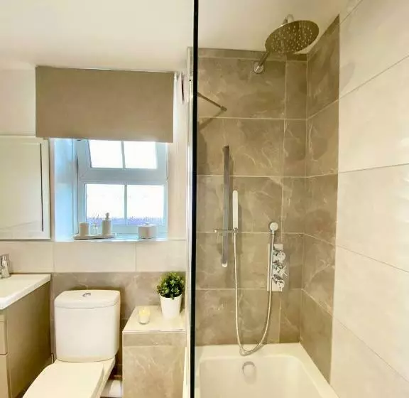 Perfect Location 5 Minutes Walk From Tube Station ! 10 Minutes Walk From Tower Bridge