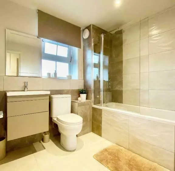 Perfect Location 5 Minutes Walk From Tube Station ! 10 Minutes Walk From Tower Bridge