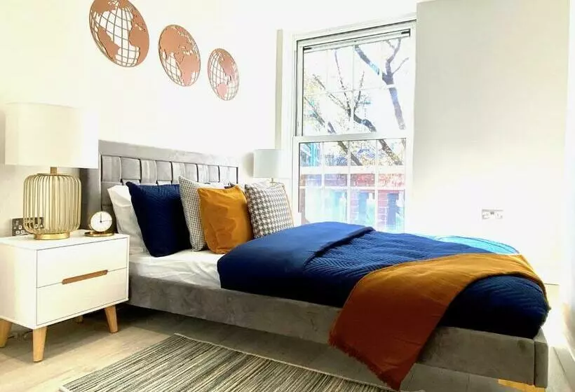 Perfect Location 5 Minutes Walk From Tube Station ! 10 Minutes Walk From Tower Bridge