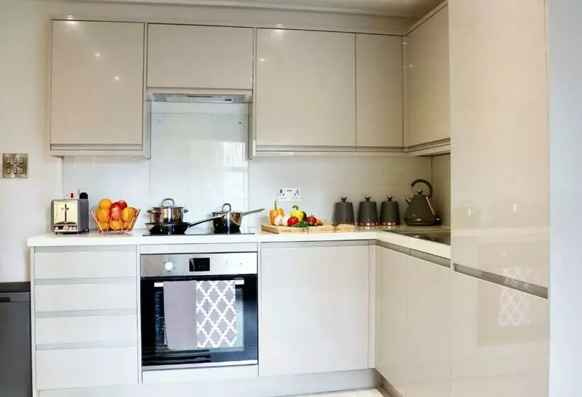Perfect Location 5 Minutes Walk From Tube Station ! 10 Minutes Walk From Tower Bridge