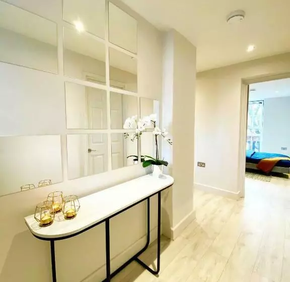 Perfect Location 5 Minutes Walk From Tube Station ! 10 Minutes Walk From Tower Bridge