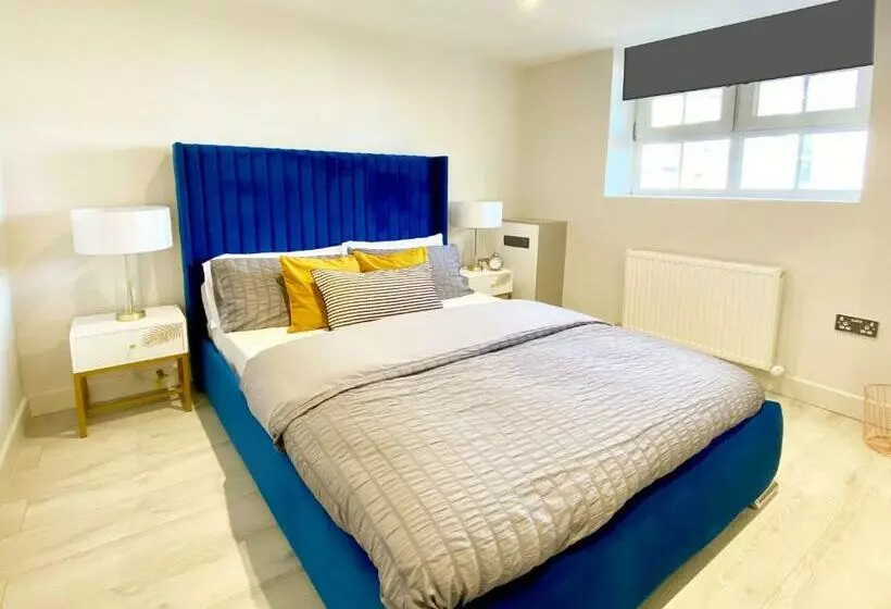 Perfect Location 5 Minutes Walk From Tube Station ! 10 Minutes Walk From Tower Bridge