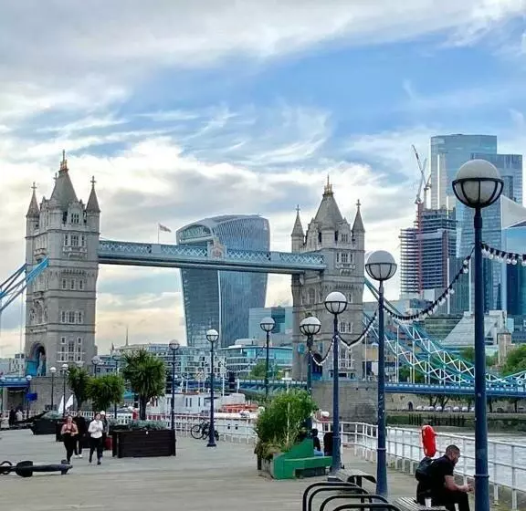 Perfect Location 5 Minutes Walk From Tube Station ! 10 Minutes Walk From Tower Bridge