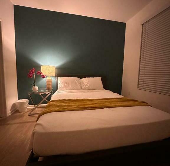 Next To John Wayne Luxury Apartment