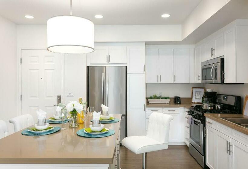 Next To John Wayne Luxury Apartment