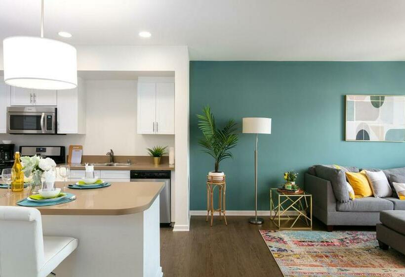 Next To John Wayne Luxury Apartment