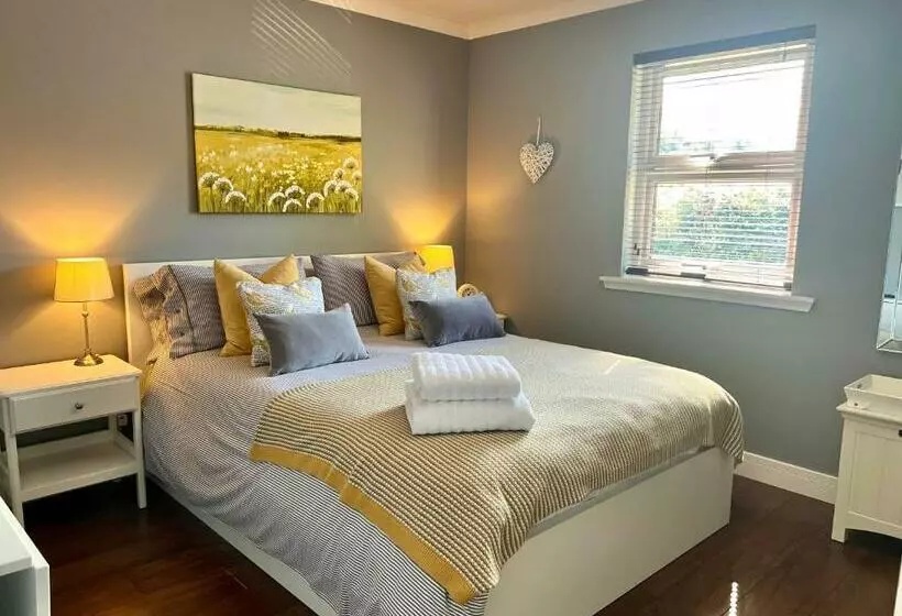 Holly Lodge   Luxury Two Kingsize Bedrooms With Private Entrance And Free Parking