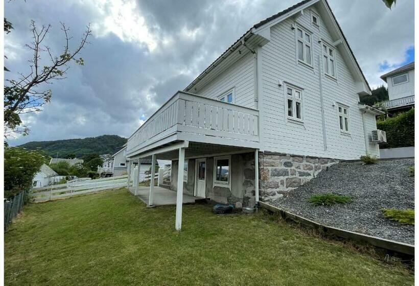 Måløy City Center   Château Kvalheim