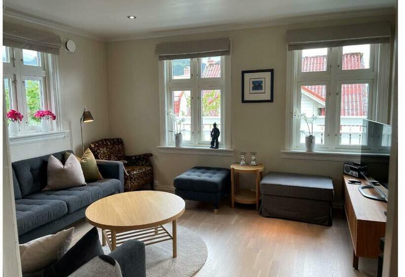 Måløy City Center   Château Kvalheim