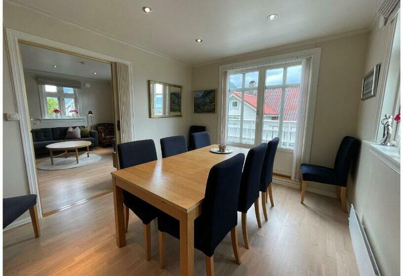 Måløy City Center   Château Kvalheim