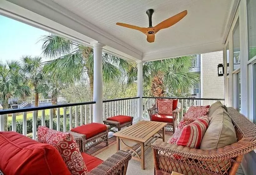 Backyard Oasis  Steps 2 Beach, Private Pool & Bar, Sleeps 16, 7 Bedrooms 5 And A Half Bathrooms The