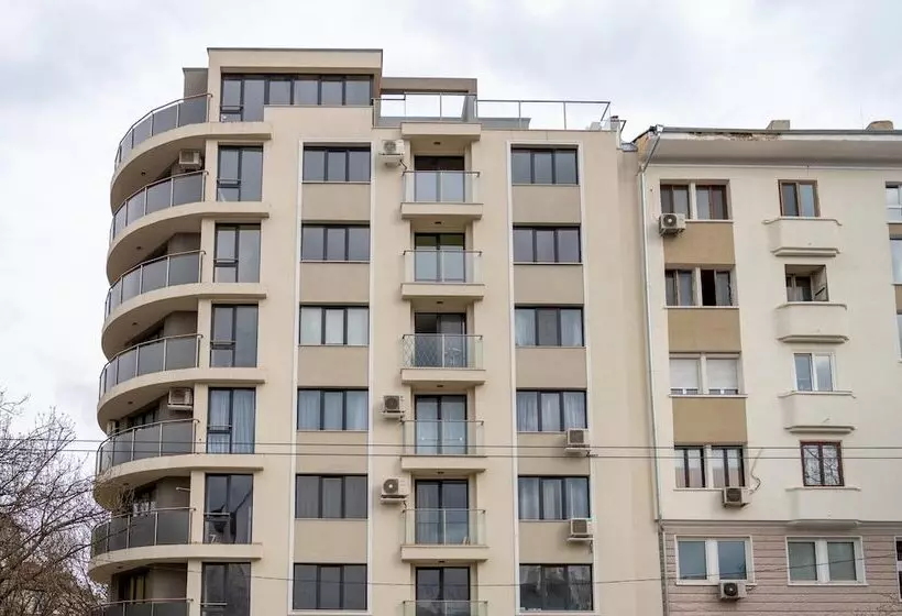 Sunny 1bdr Apartment Near Center