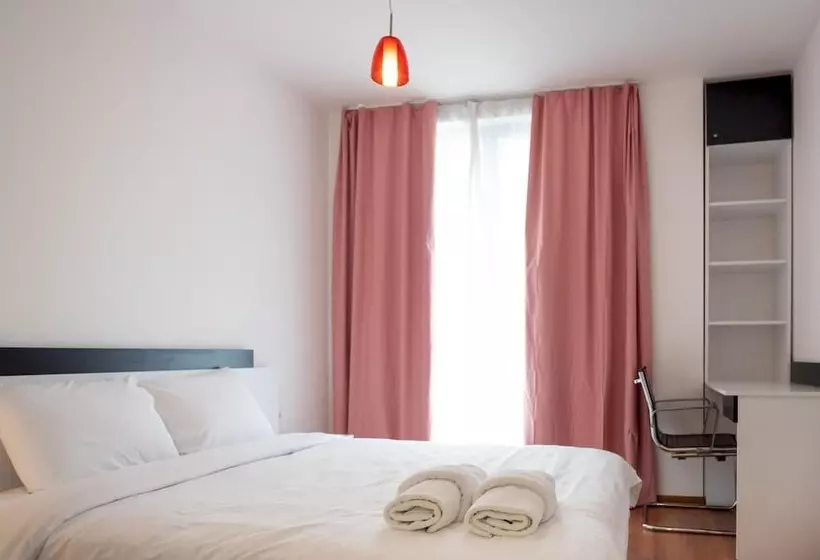 Sunny 1bdr Apartment Near Center