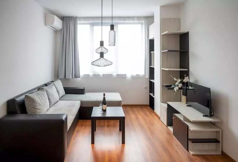 Sunny 1bdr Apartment Near Center