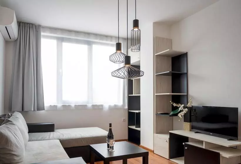 Sunny 1bdr Apartment Near Center
