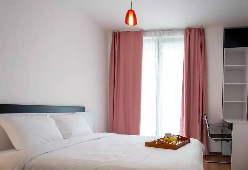 Sunny 1bdr Apartment Near Center