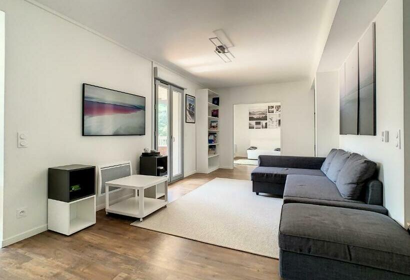 Superbe Appartement Entièrement Rénové Au Pied Des Montagnes Avec Parking Inclus