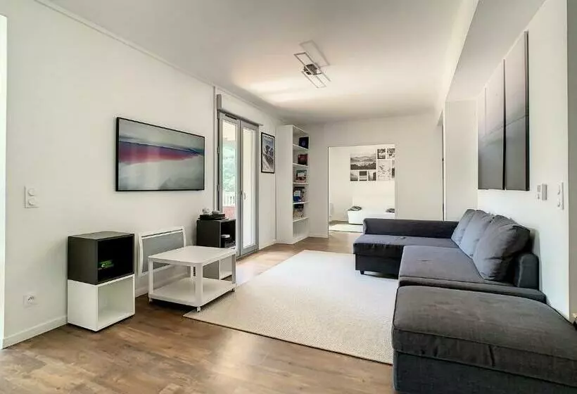 Superbe Appartement Entièrement Rénové Au Pied Des Montagnes Avec Parking Inclus