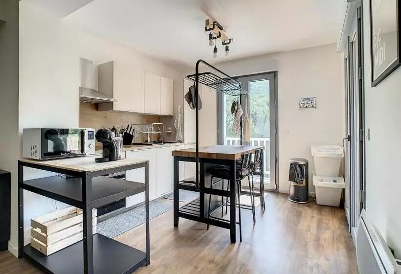 Superbe Appartement Entièrement Rénové Au Pied Des Montagnes Avec Parking Inclus