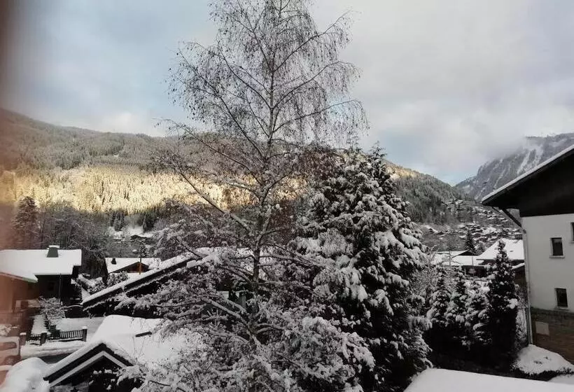 Chalet Rivendell, Morzine Sleeps 10 With Garage