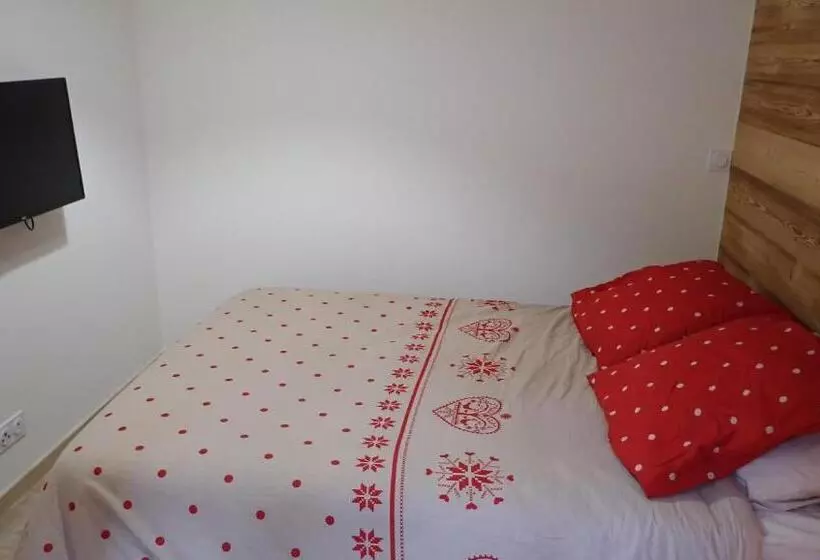 Chalet Rivendell, Morzine Sleeps 10 With Garage