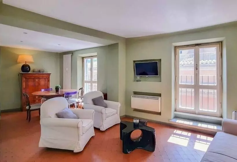 Piazza Venezia Charming & Bright Apartment