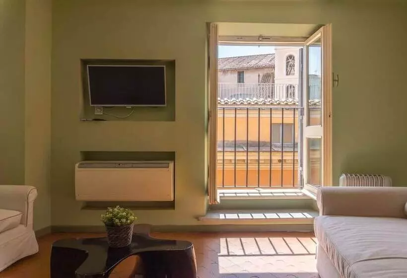 Piazza Venezia Charming & Bright Apartment